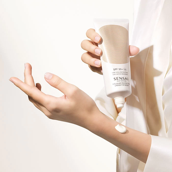 Sensai Silky Bronze Cellular Protective Cream For Body SPF50+ 4 Sensai Silky Bronze Cellular Protective Cream For Body SPF50+ - Imagen 2