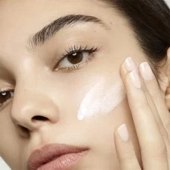 Yves Saint Laurent PURE SHOTS Airthin UV Defender SPF50+ -Tienda De Cosméticos 198216 5